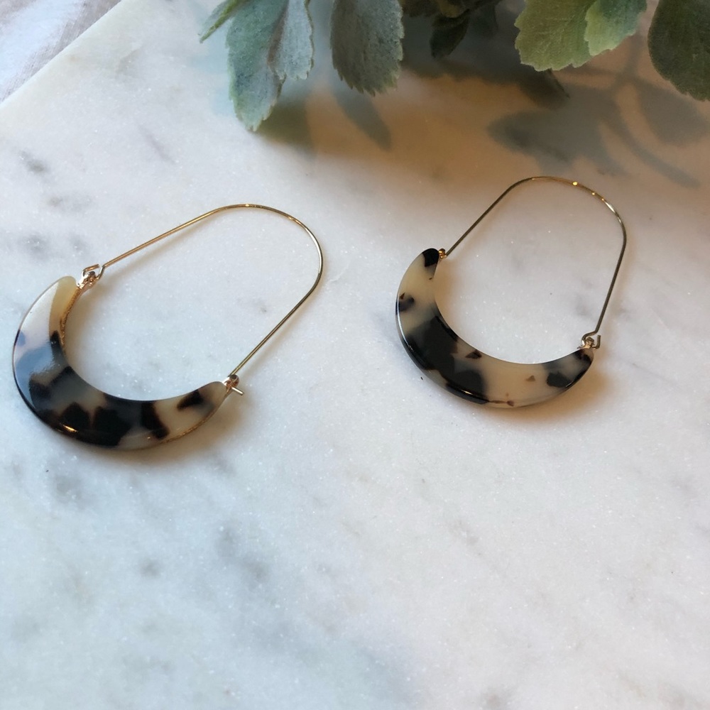 The Andie - Blonde Tortoise Crescent Hoop - Picture 2 of 6